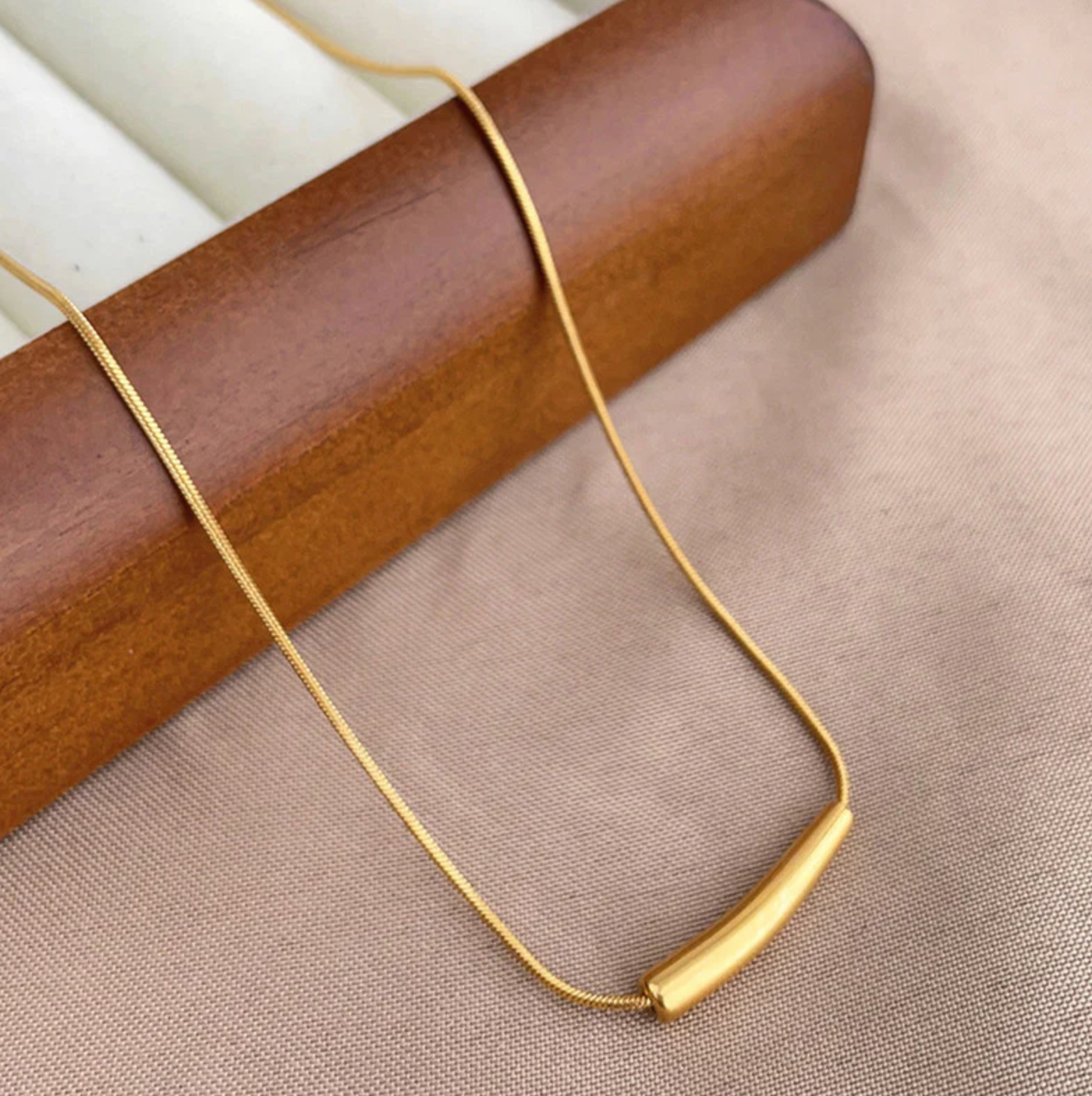 Minimalistic Teardrop Necklace