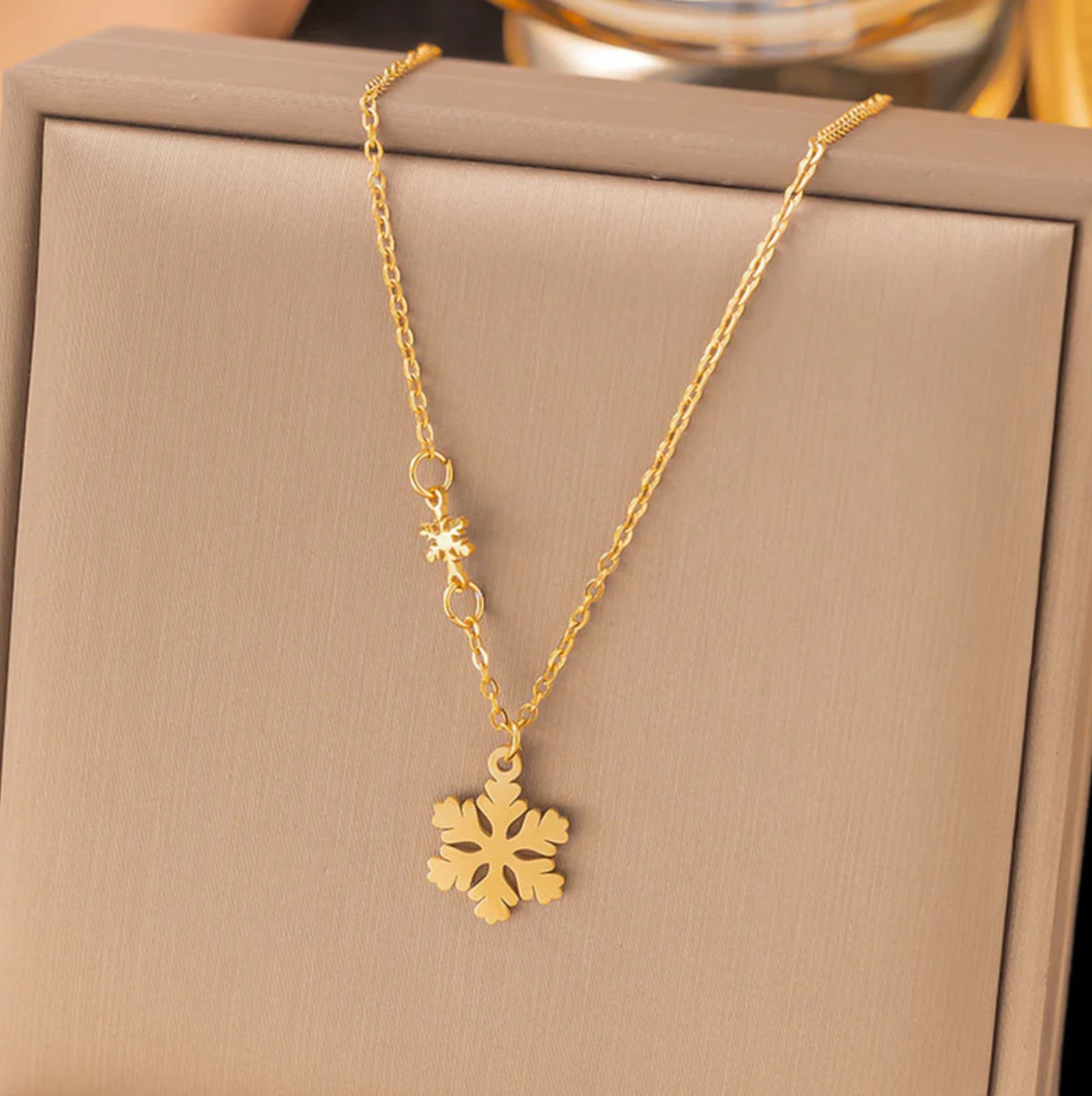 Snow Flake Pendant Necklace