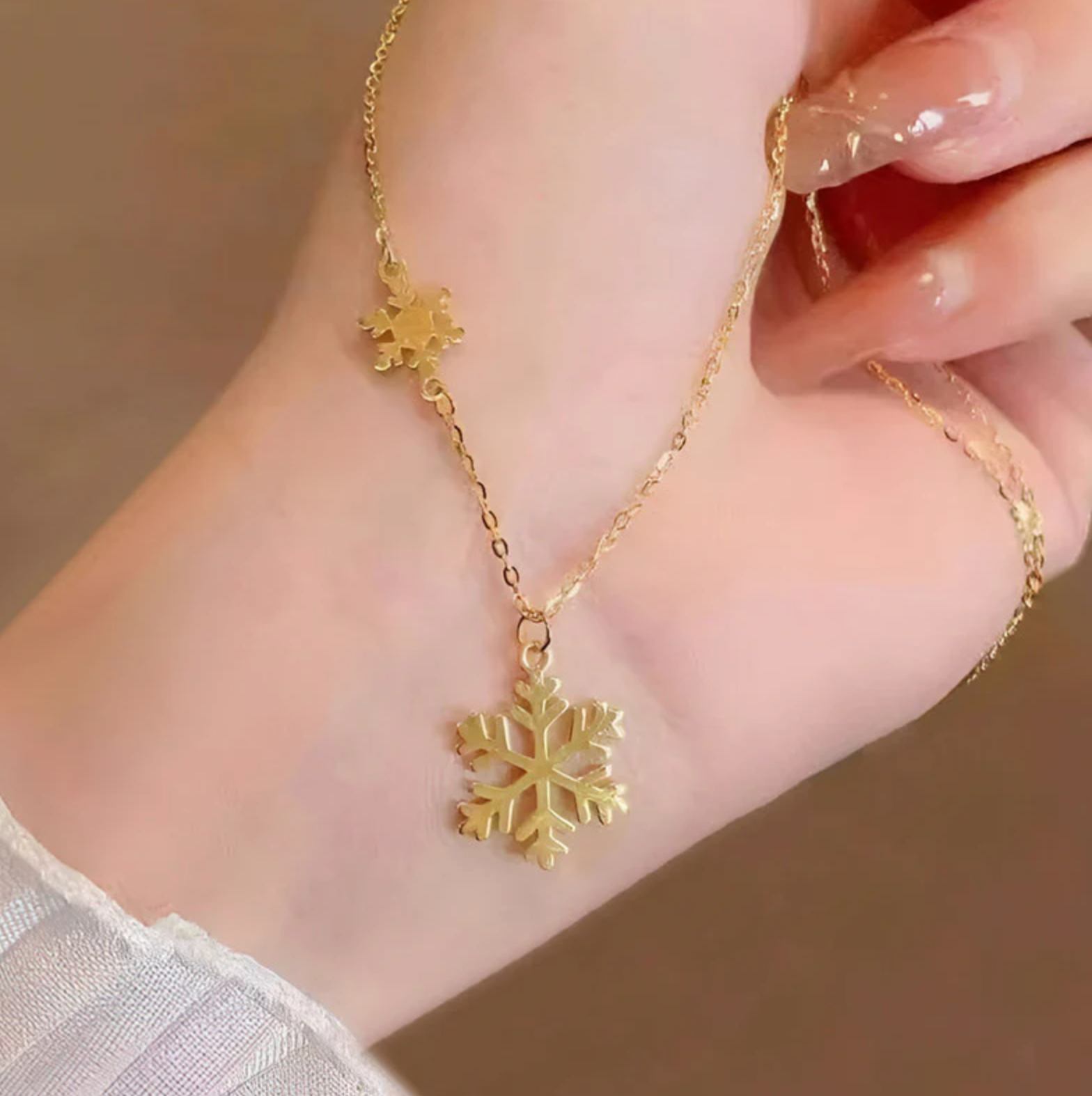Snow Flake Pendant Necklace