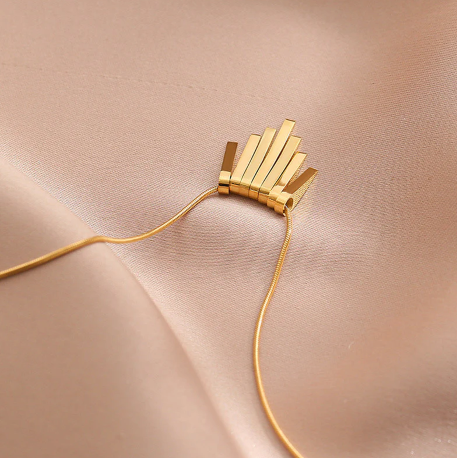 Dangling Stripes Pendant Necklace